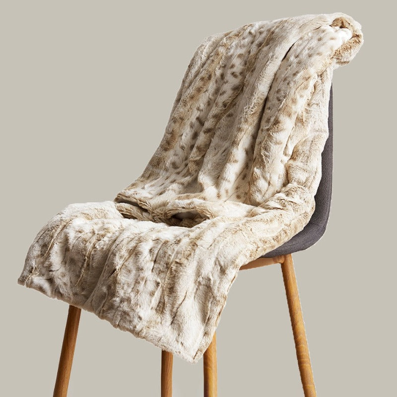 Soft Leo Pattern Throw Blanket – Stylish, Easy-Care, Allergy-Friendly Home Decor